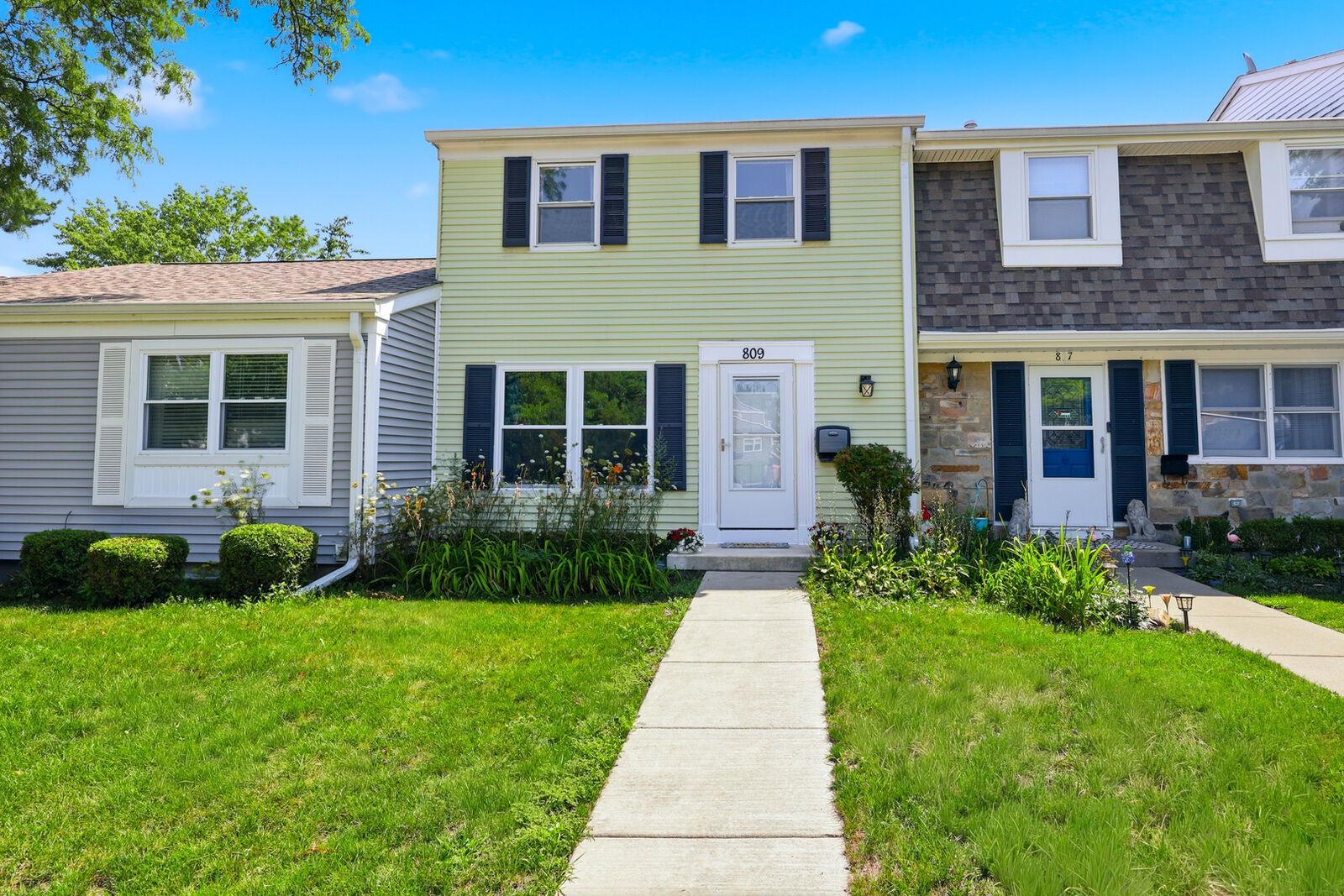 Property Photo:  809 Bishop Court  IL 60194 