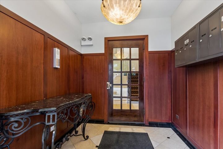 Property Photo:  1148 W Roscoe Street 1E  IL 60657 