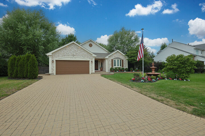 Property Photo: 2920 Farmington Drive IL 60046