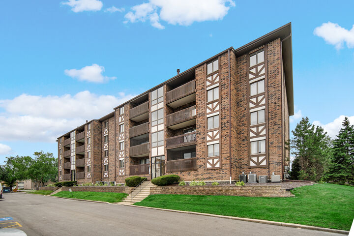 Property Photo: 10420 Circle Drive 42B IL 60453