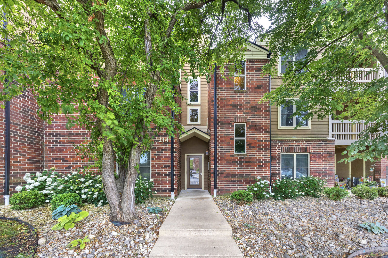 Property Photo:  214 Glengarry Drive 201  IL 60108 