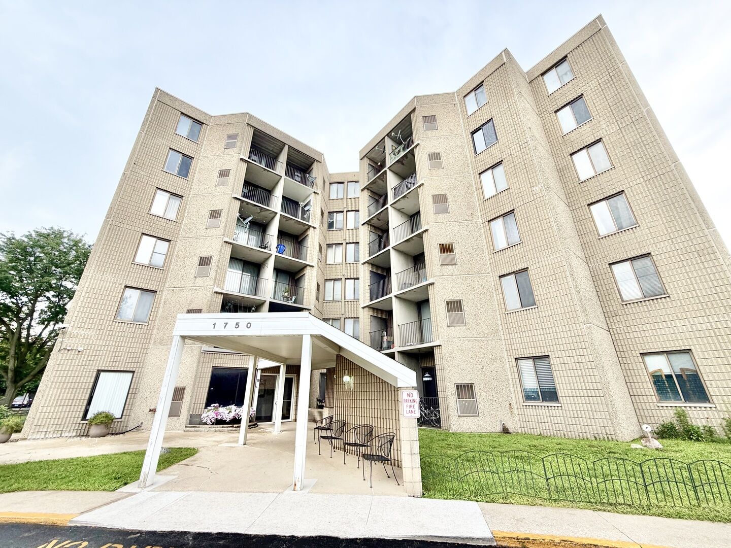 Property Photo:  1750 N Marywood Avenue 516  IL 60505 