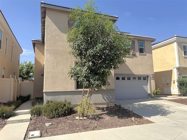 Property Photo: 1014 W Buttercup CA 92376