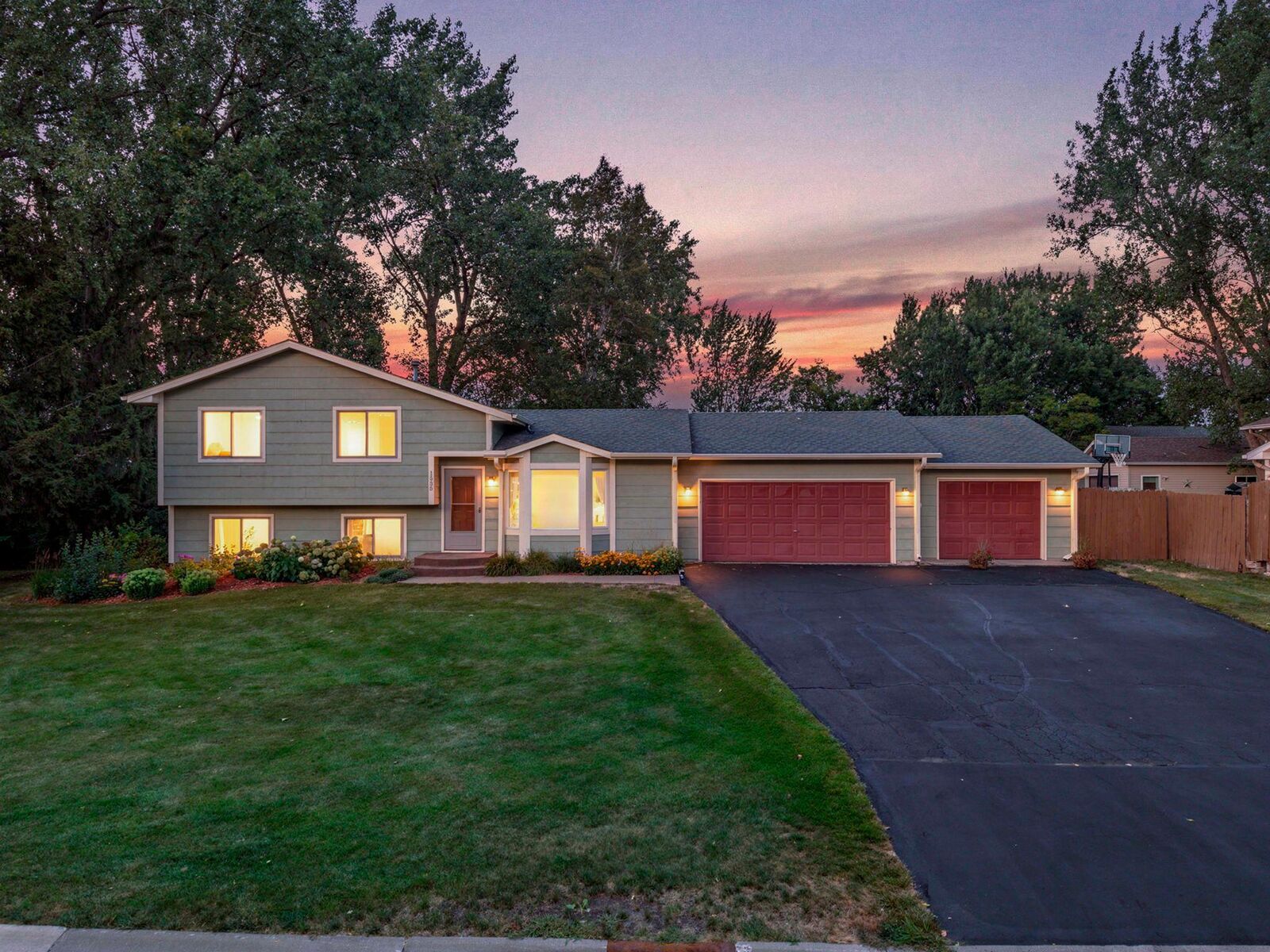 Property Photo: 1555 Lamotte Circle MN 55038