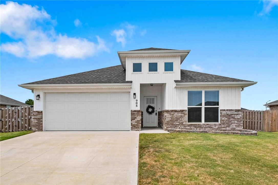 Property Photo: 908 S Sparrow Street AR 72761