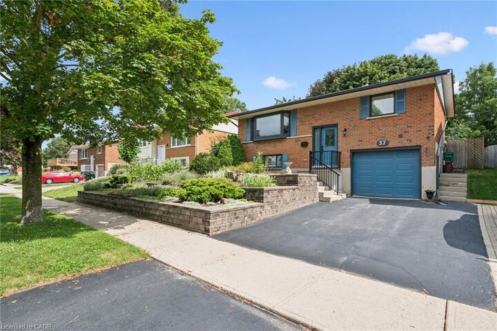 Property Photo:  37 Dunsmere Drive  ON N2E 1V5 