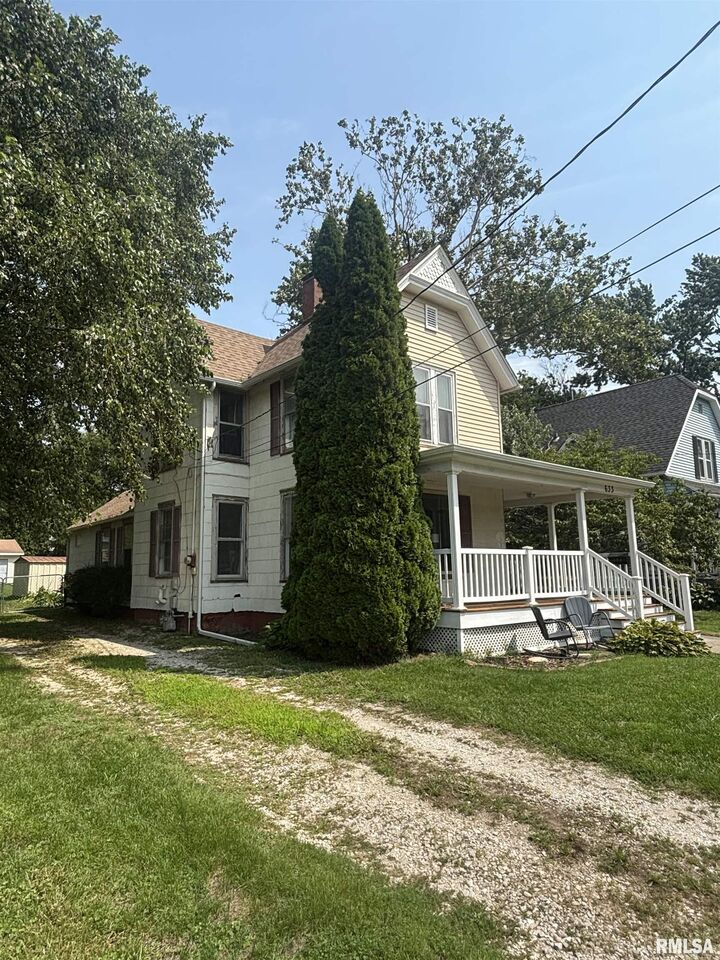 Property Photo: 633 E Grove Street IL 61401