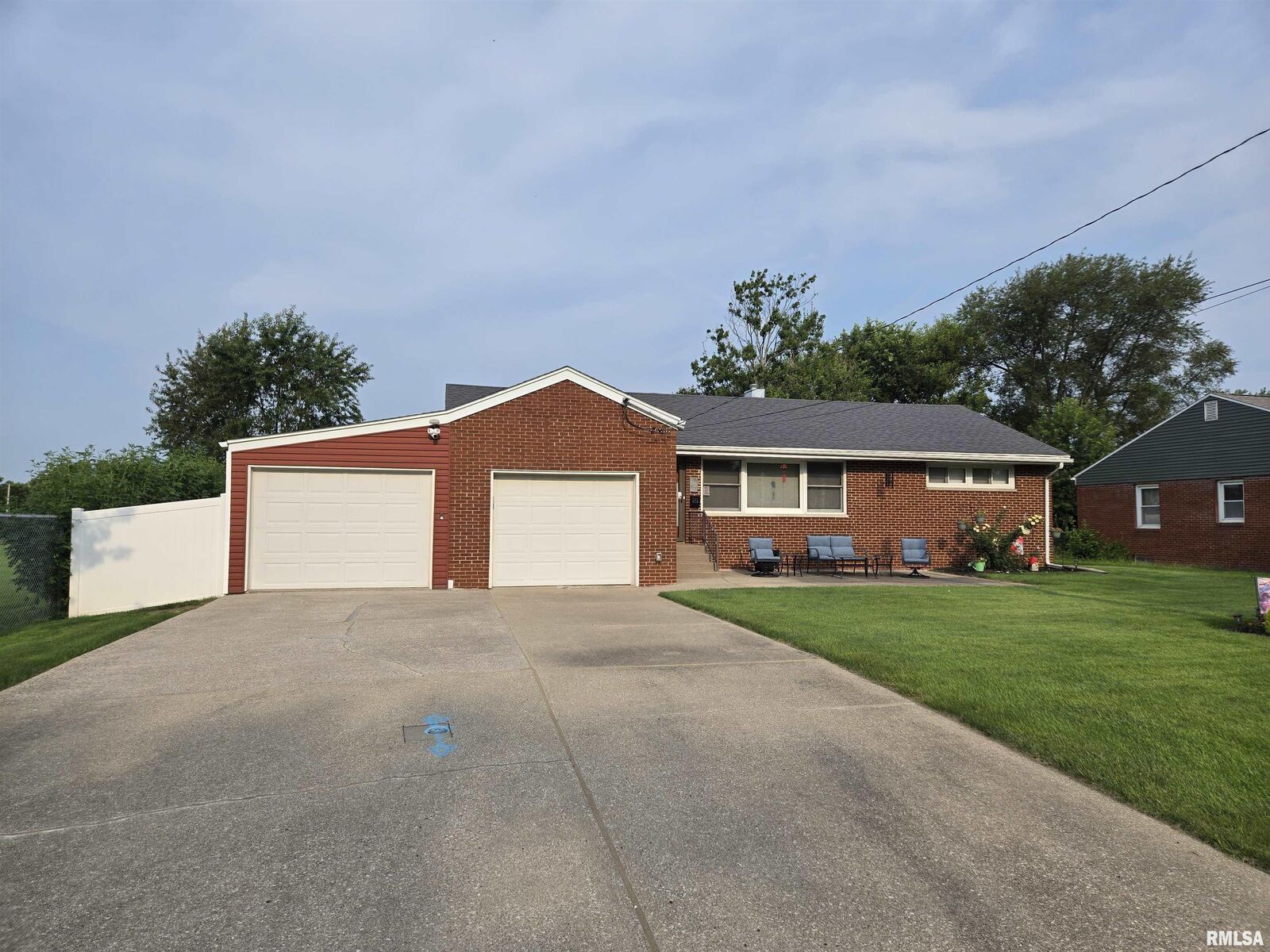 Property Photo: 170 S Pleasant Avenue IL 61401