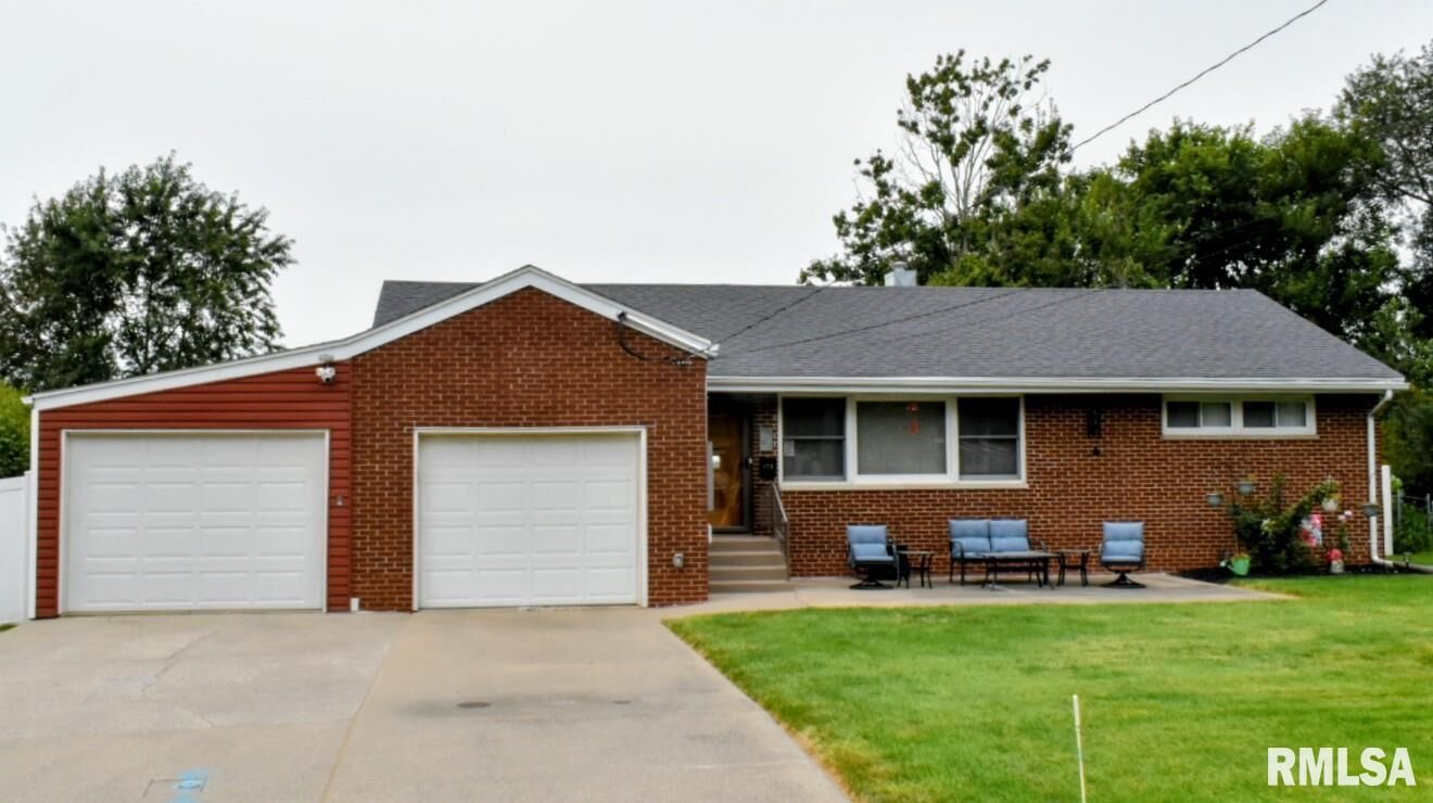 Property Photo:  170 S Pleasant Avenue  IL 61401 