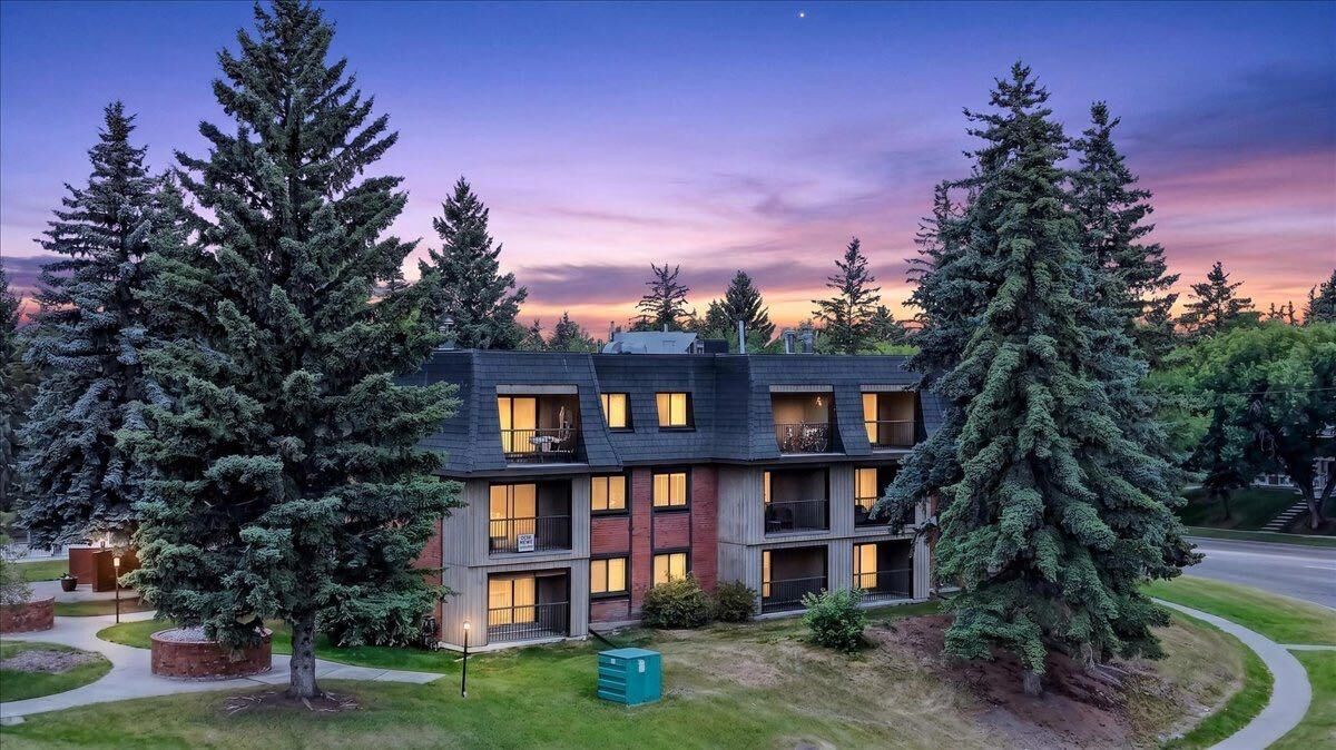 Property Photo:  4001C 49 Street NW 3106  AB T3A 2C9 