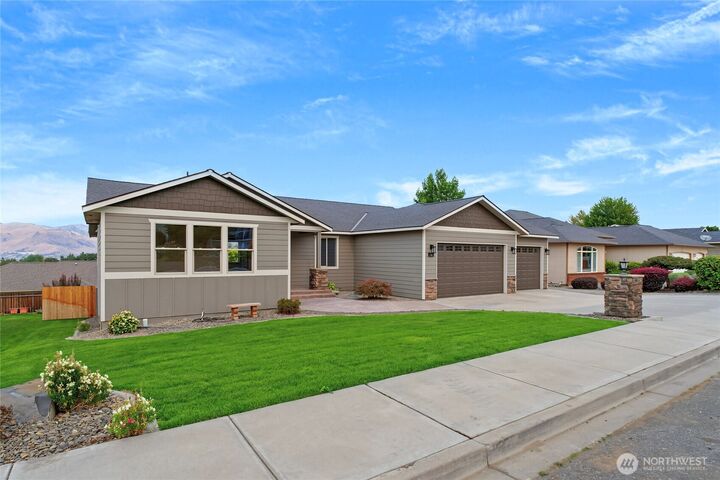 Property Photo:  76 S Meadowbrook Lane  WA 98802 