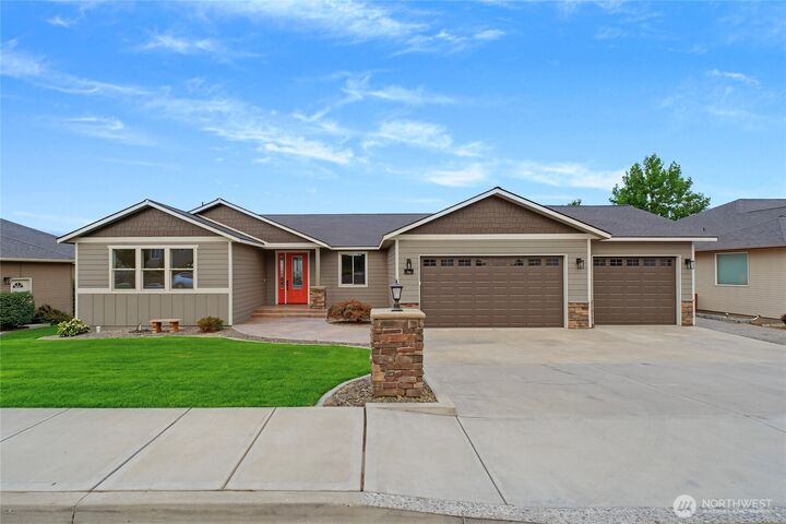 Property Photo: 76 S Meadowbrook Lane WA 98802