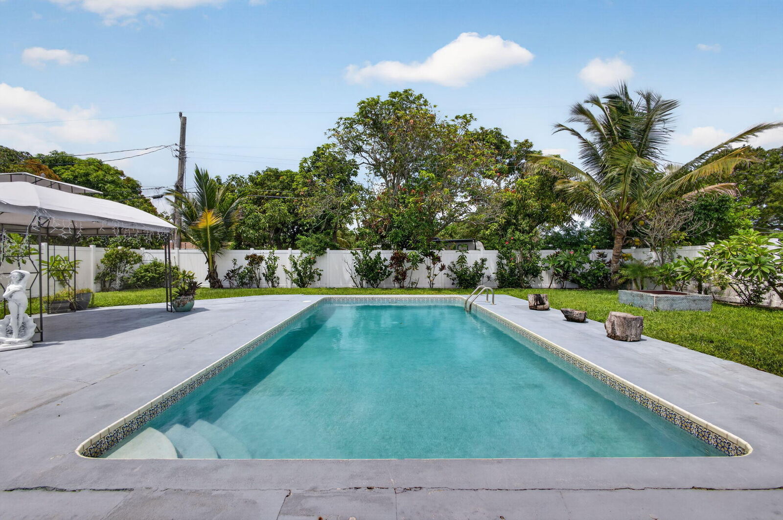 Property Photo: 813 Date Palm Drive FL 33403