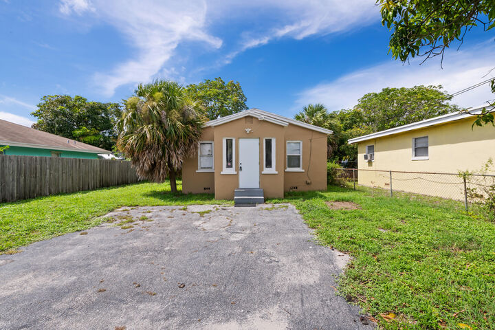 Property Photo: 649 W 10th Street FL 33404