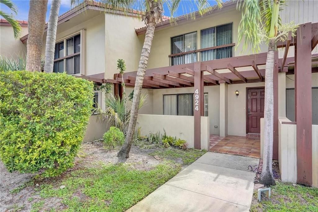 Property Photo: 4924 Sheridan Street FL 33021