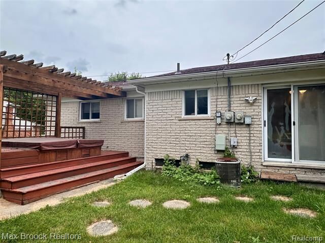 Property Photo:  6942 Leslee Crest Drive  MI 48322 