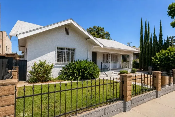 Property Photo: 537 W 49th Place CA 90037