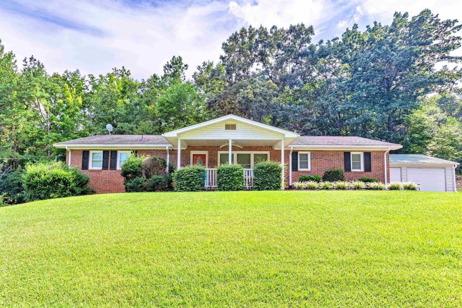 Property Photo: 424 Edgewater Dr SC 29340