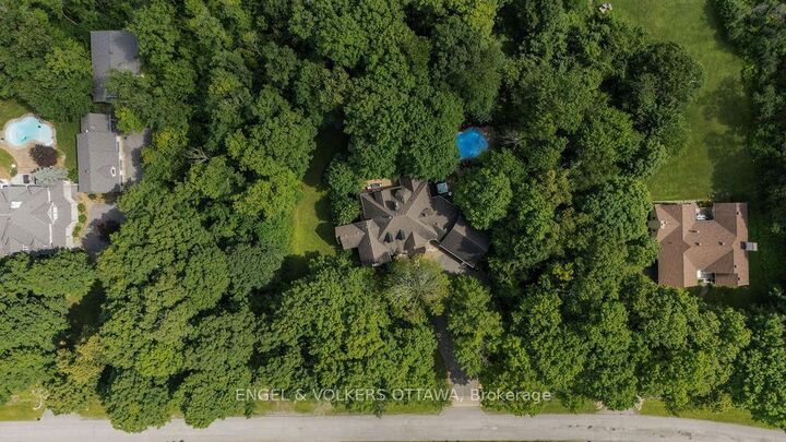 Property Photo: 1412 Houston Crescent ON K2W 1B6