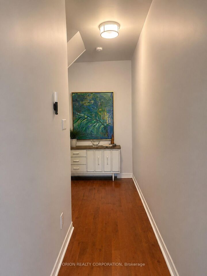 Property Photo:  183 Essex Street 1  ON M6G 1T6 