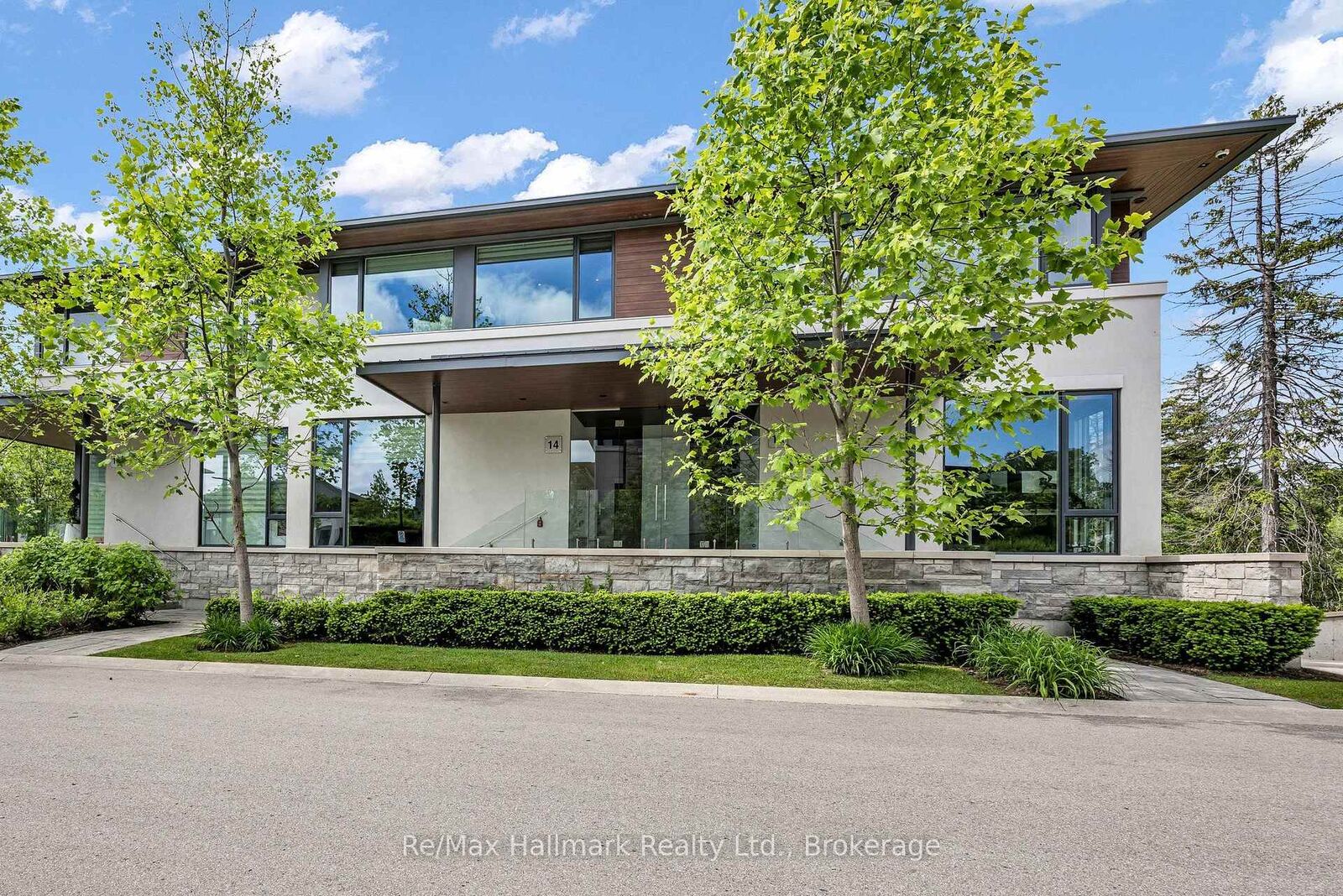 Property Photo: 10 Maple Grove Drive 14 ON L6J 0E1