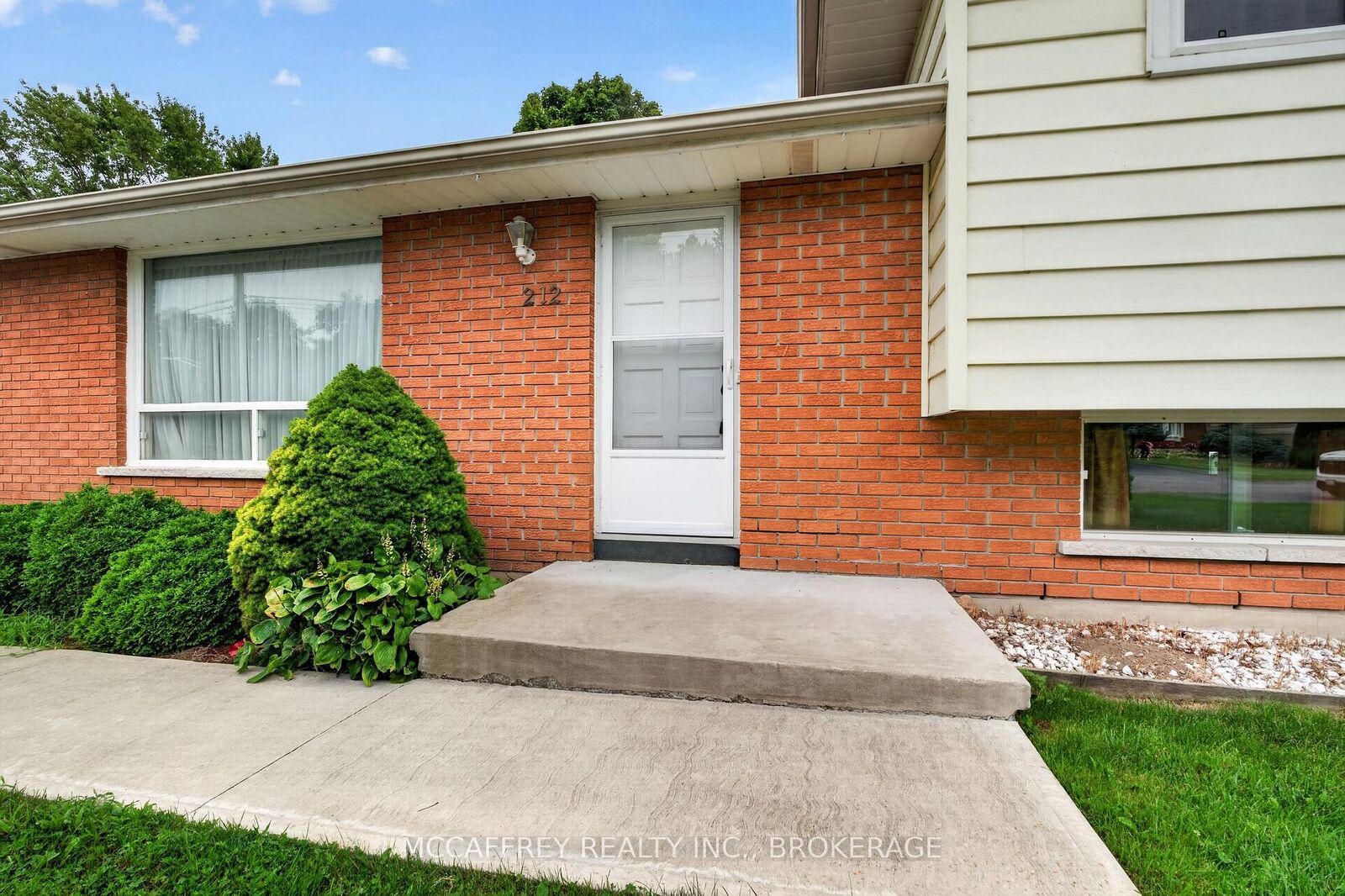 Property Photo:  212 King Street  ON K7R 1B7 