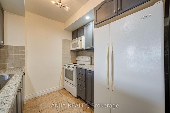 Property Photo: 10 Northtown Way 1811 ON M2N 7L4
