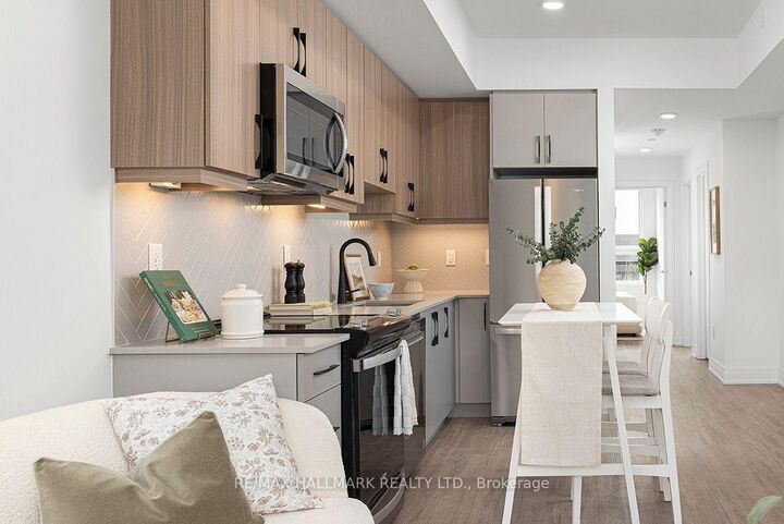 Property Photo: 15 Brenthall Avenue 6 ON M2R 0B3