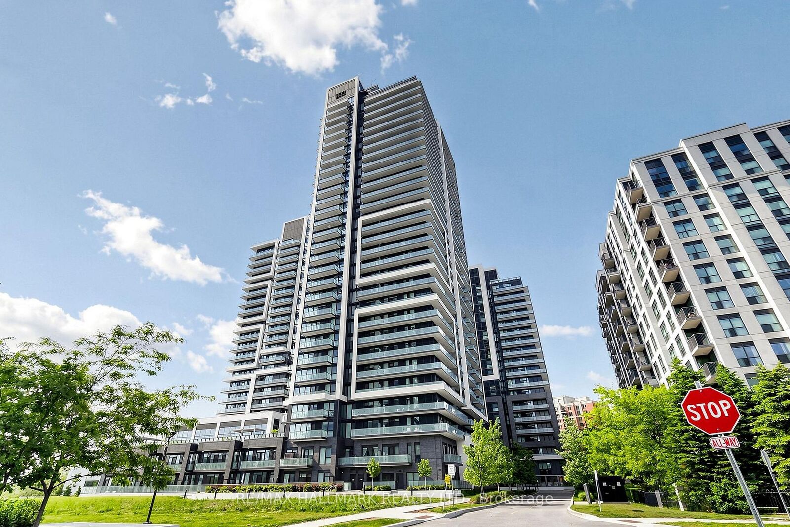 Property Photo: 105 Oneida Crescent 2603 ON L4B 0H6