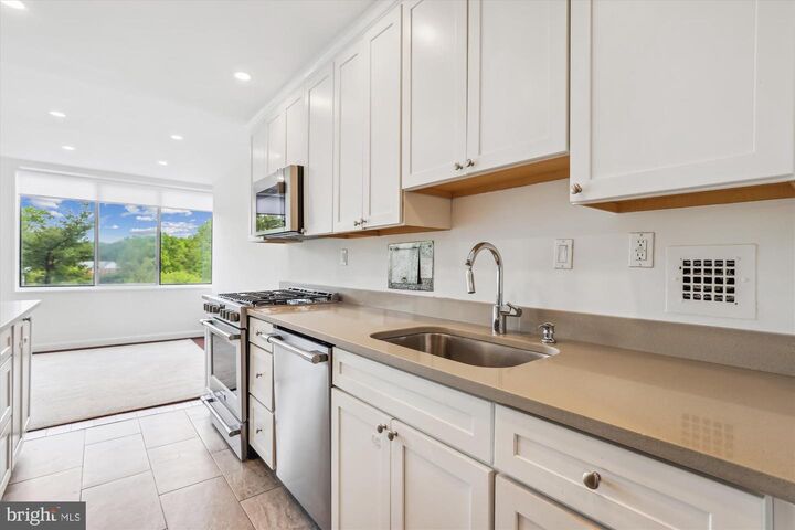 Property Photo: 6621 Wakefield Drive 302 VA 22307