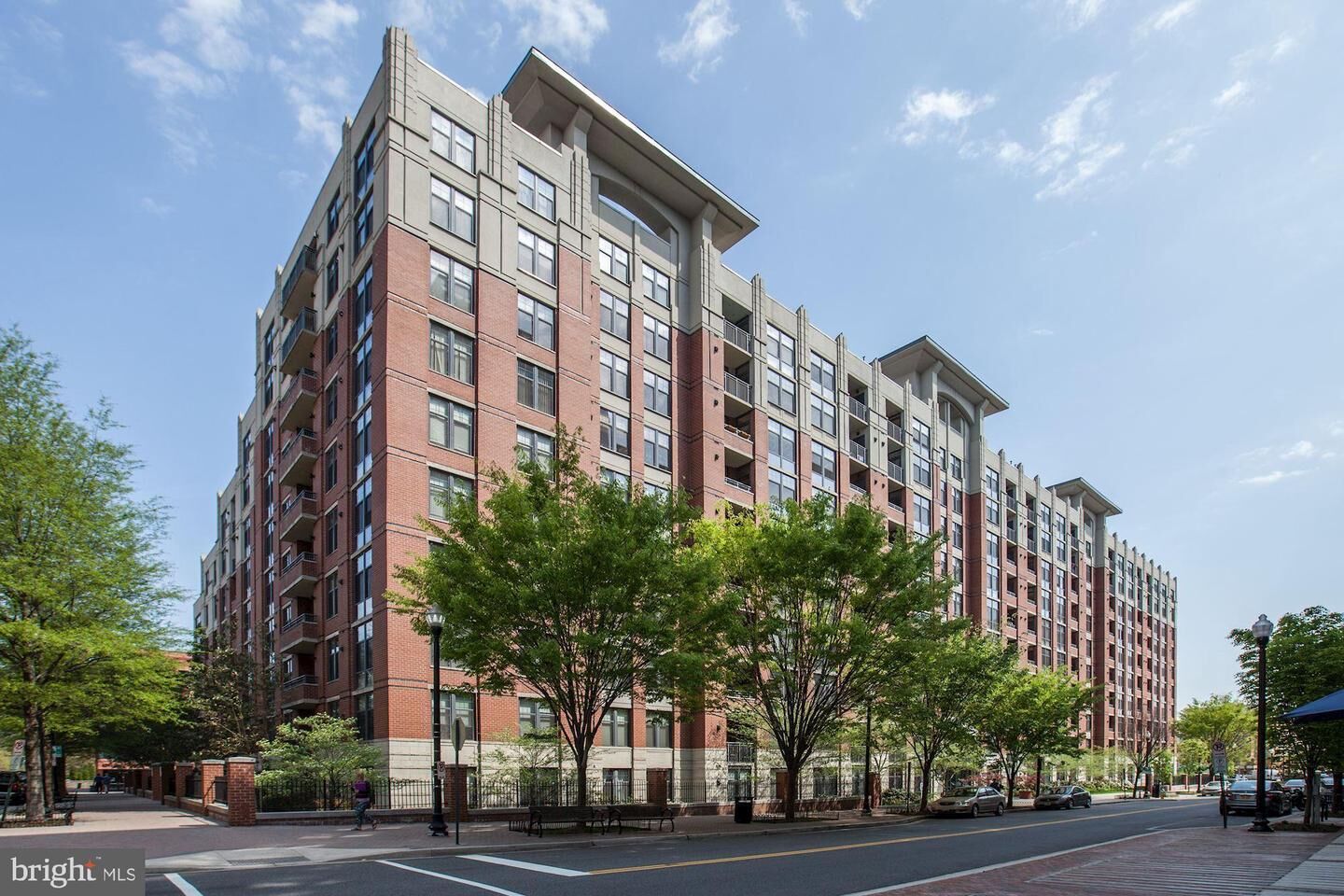 Property Photo: 1021 N Garfield Street 611 VA 22201