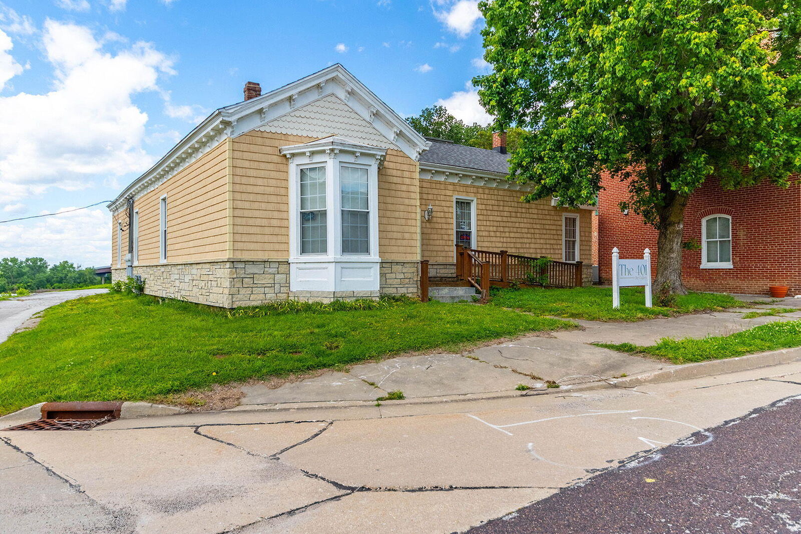 Property Photo:  401 High St  MO 65233 
