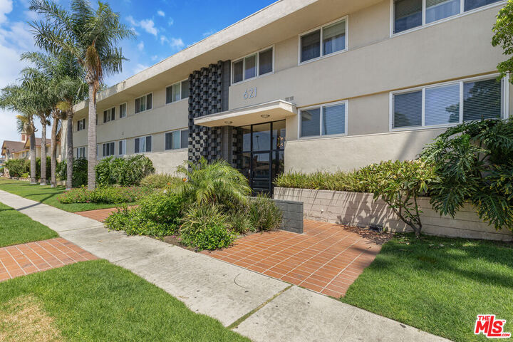 Property Photo:  621 E 99th St  CA 90301 