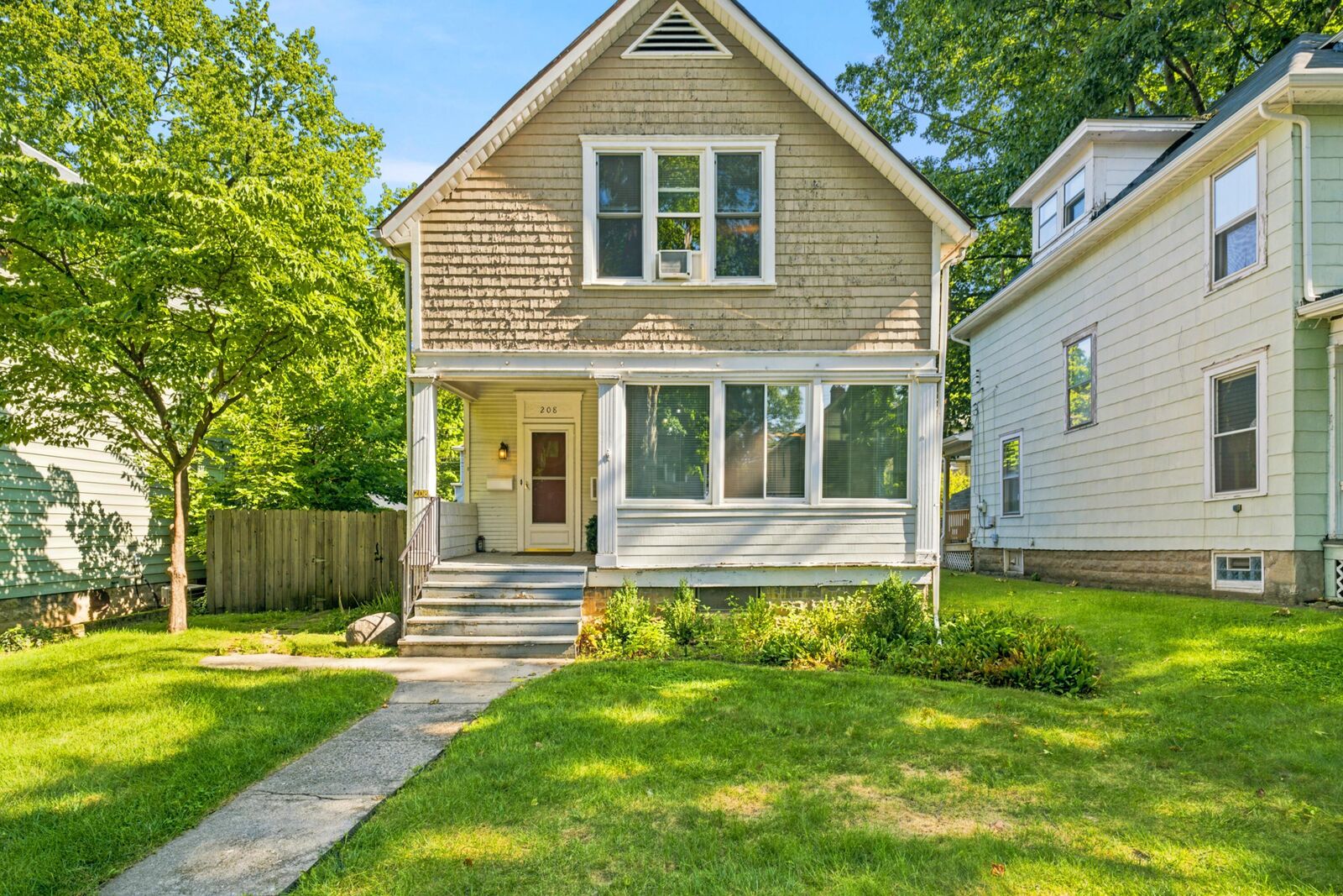 Property Photo:  208 E Northwood Avenue  OH 43201 