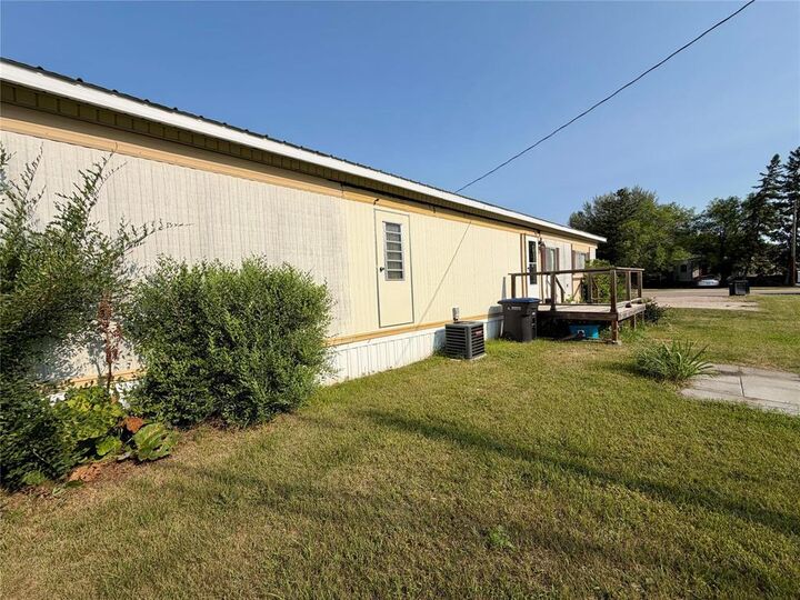 Property Photo:  49 Swanson Avenue  MB R7C 0A2 