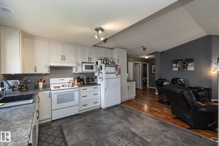 Property Photo:  23 Delage Crescent  AB T8N 6J5 
