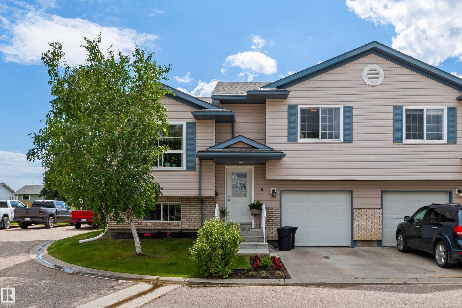 Property Photo:  6506 47 Street 9  AB T9M 0C5 