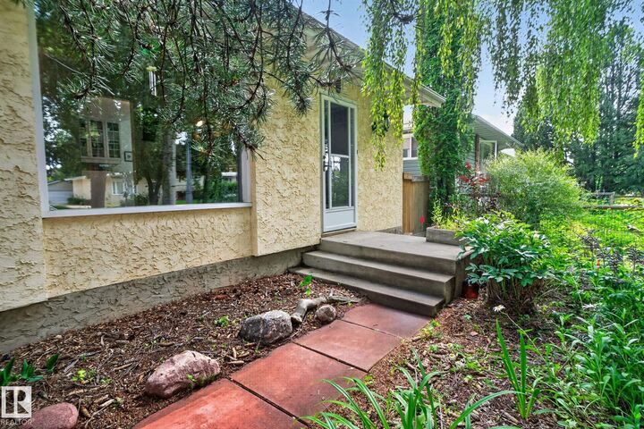 Property Photo:  12 Latimer Place  AB T8N 2J5 