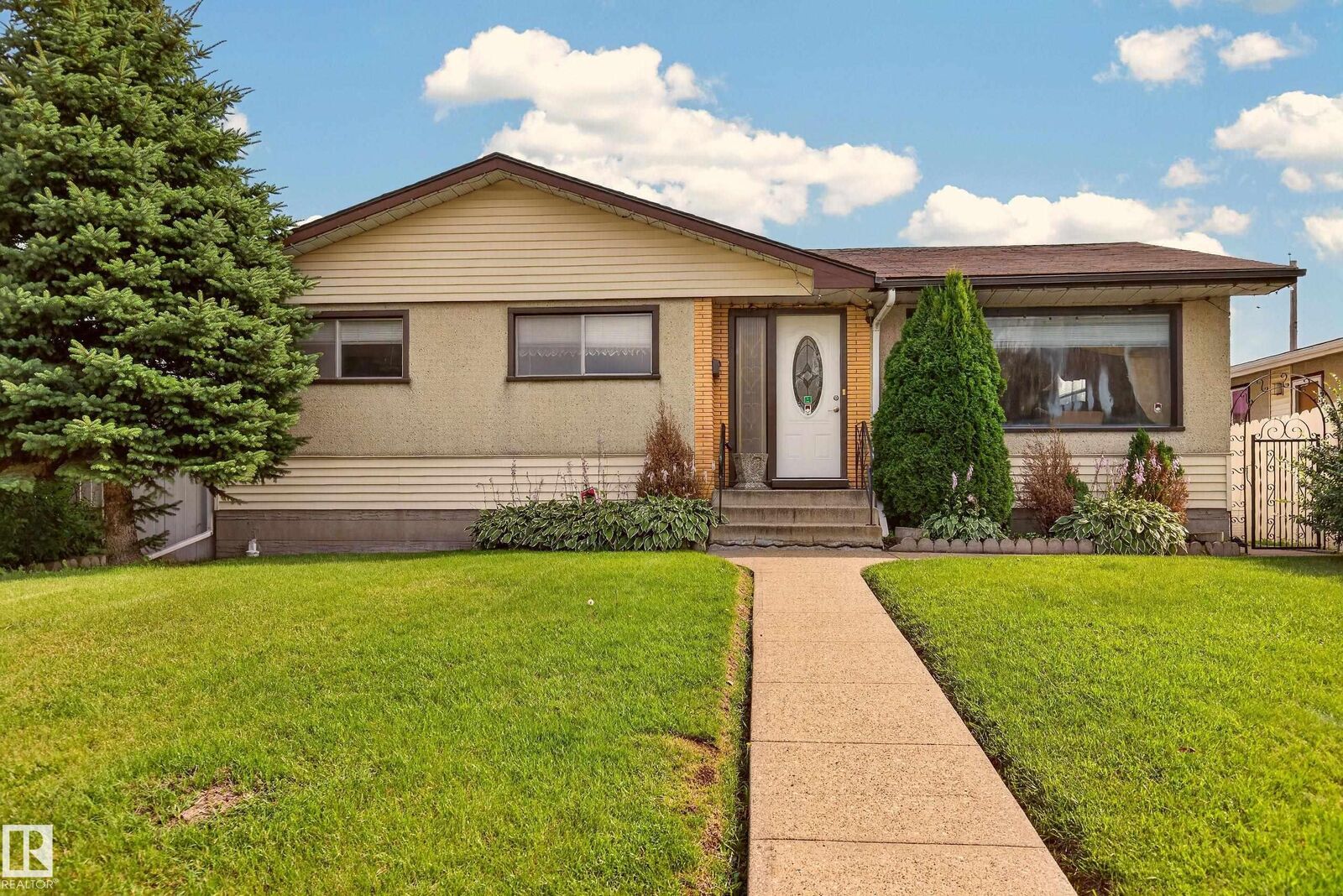 Property Photo:  8411 136 Avenue NW  AB T5E 1T9 