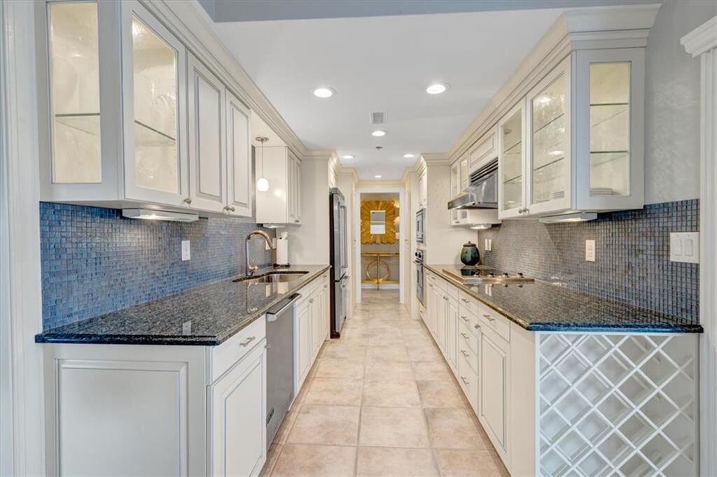 Property Photo: 3435 Kingsboro Road NE 1301 GA 30326
