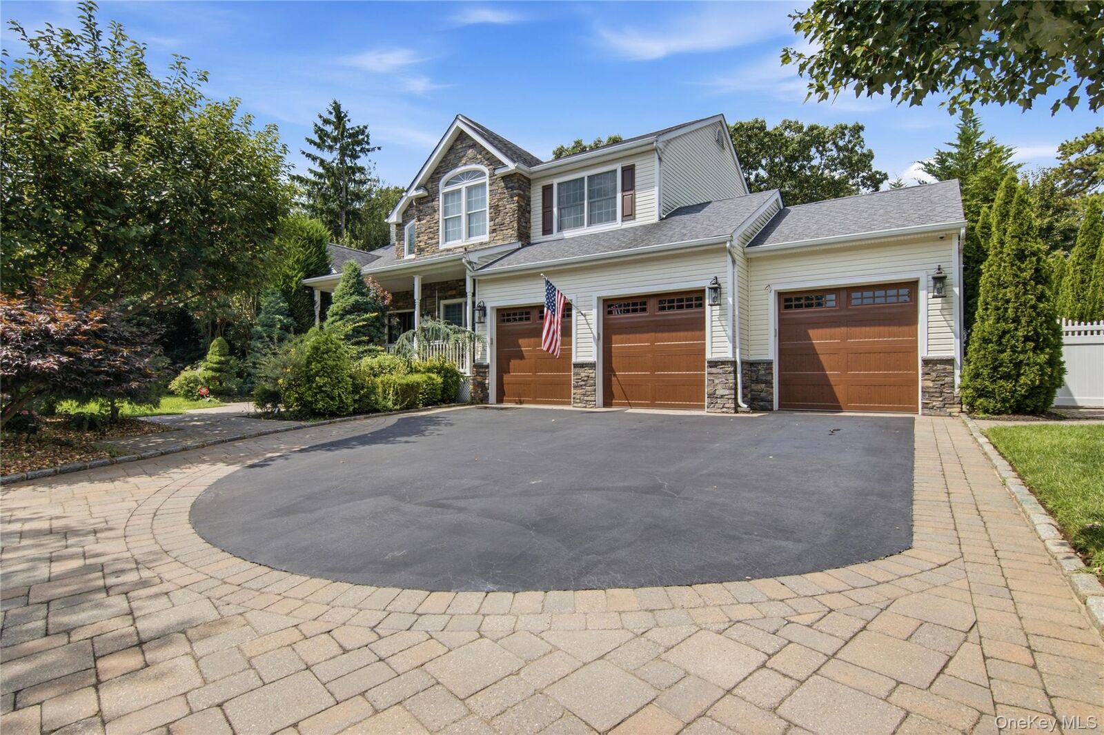 Property Photo: 6 Hayloft Court NY 11787