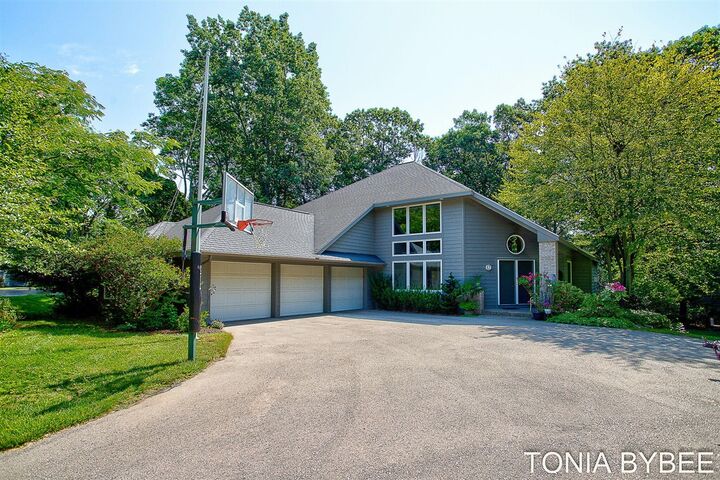 Property Photo:  2302 Timberlee Drive  MI 49424-2237 