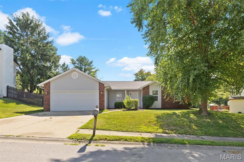 Property Photo:  1406 Blackberry Lane  IL 62269 