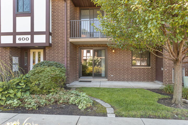 Property Photo:  915 N York Street 604  IL 60126 