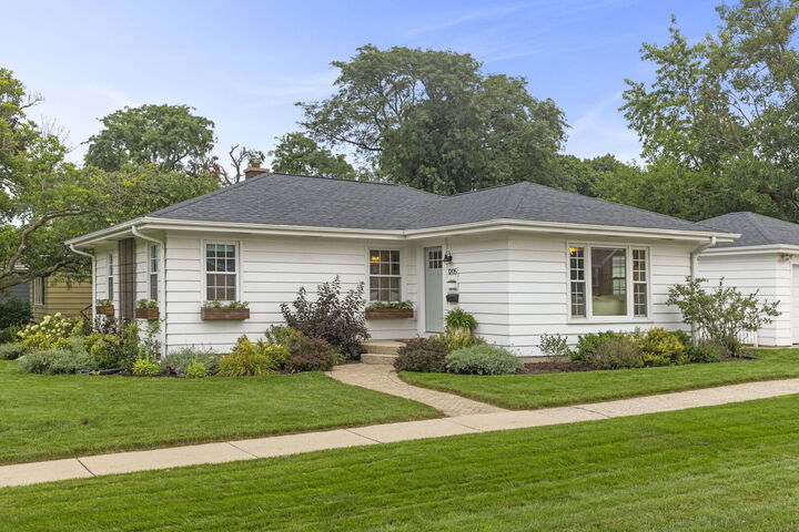 Property Photo: 1205 E Evergreen Street IL 60187