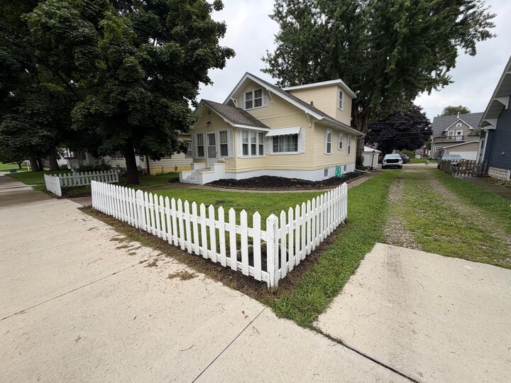 Property Photo:  812 Bridge Avenue  MN 56007 