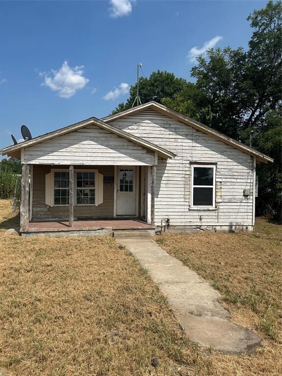 Property Photo: 204 8th Street TX 75446