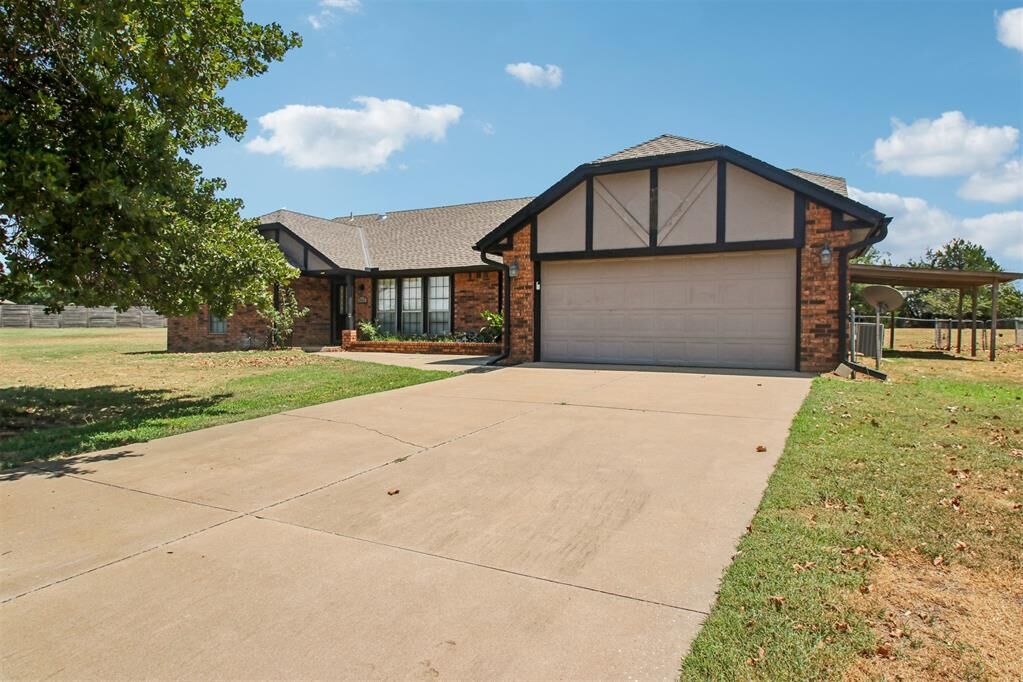 Property Photo:  812 Dripping Springs Drive  OK 73034 