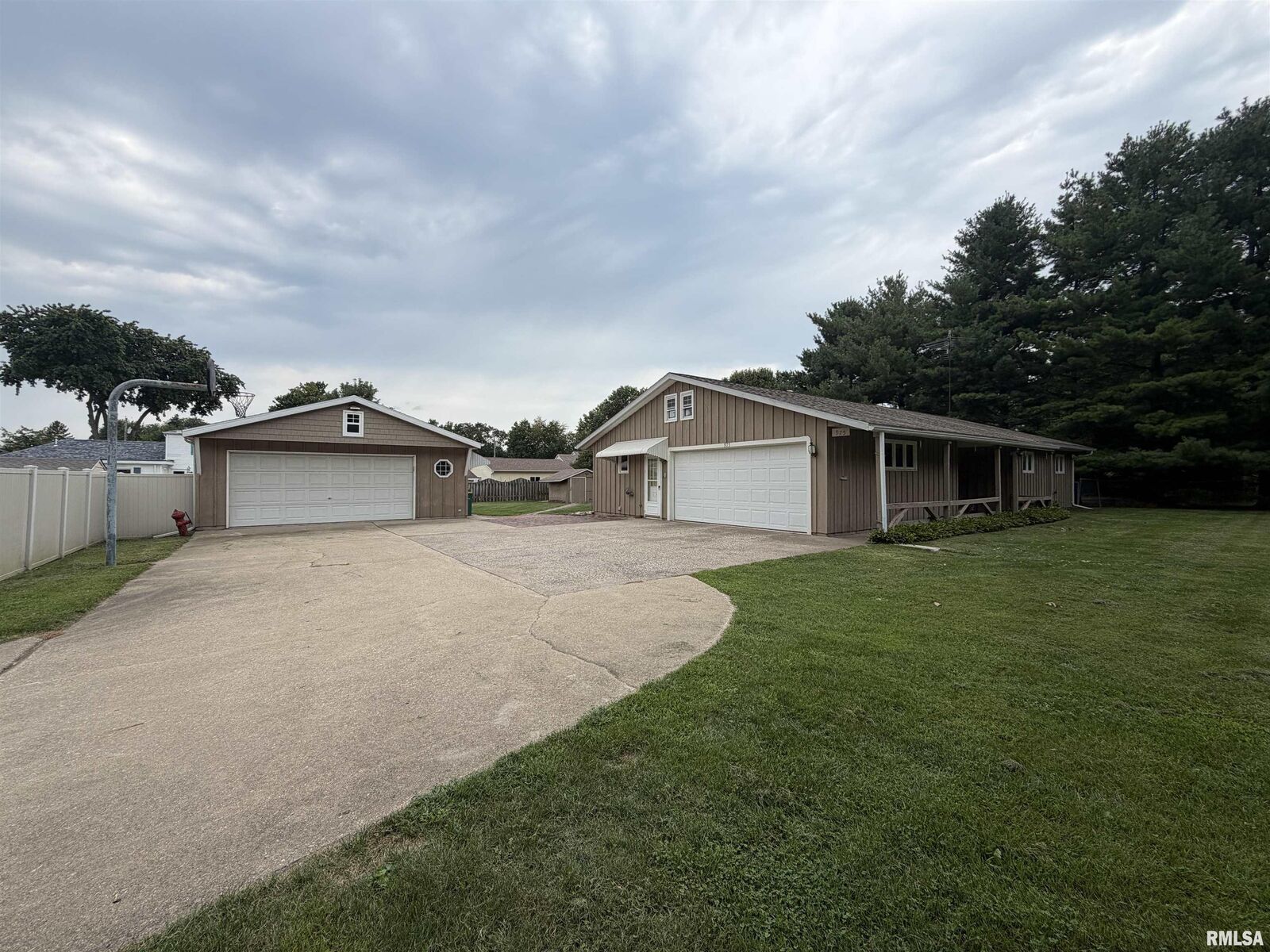 Property Photo: 975 Johnston Street IL 61401