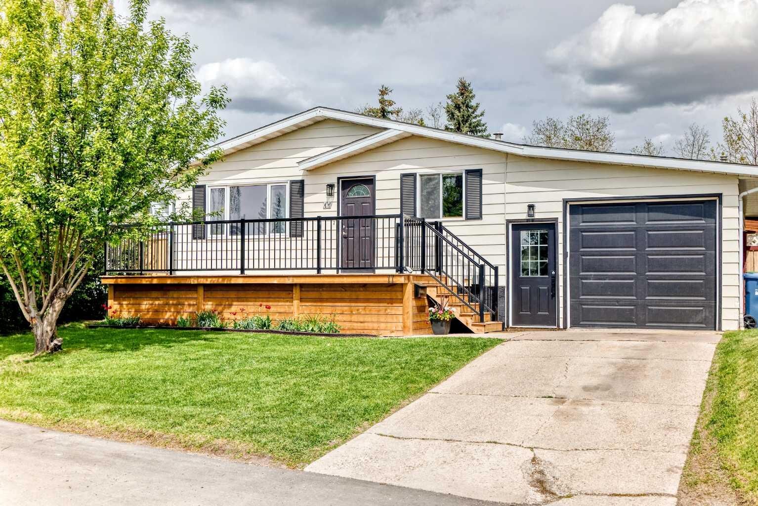 Property Photo: 11 Huntstrom Place NE AB T2K 5V9